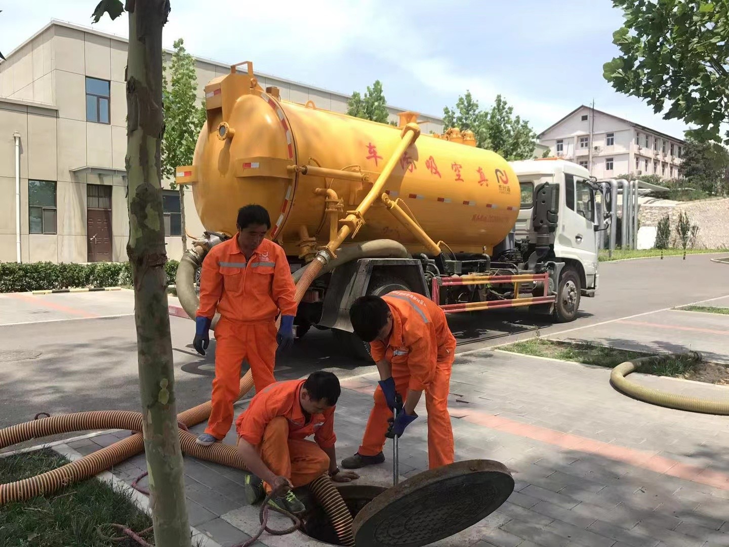 彭泽管道疏通车停在窨井附近