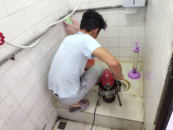 彭泽管道堵塞冒臭气 专业师傅现场解决问题