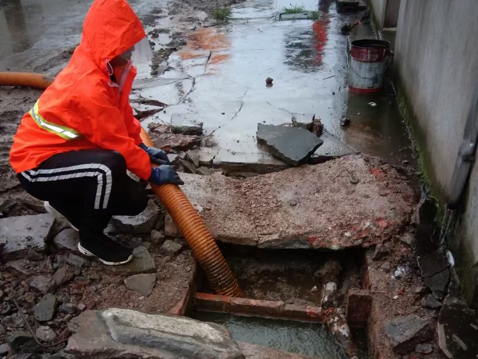 彭泽专业清理污水池 炜誉市政以规范流程守护城市 “肠道”