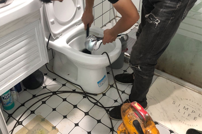 彭泽马桶堵塞自己疏通还是找师傅?专业上门服务让你省时更省心